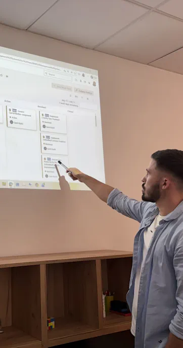 Entwicklerteam bei der Planung von CRM Workflows und Dashboards